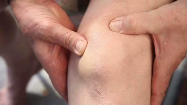 Idősebb férfi térdízület fájdalommal - Felvétel, videó