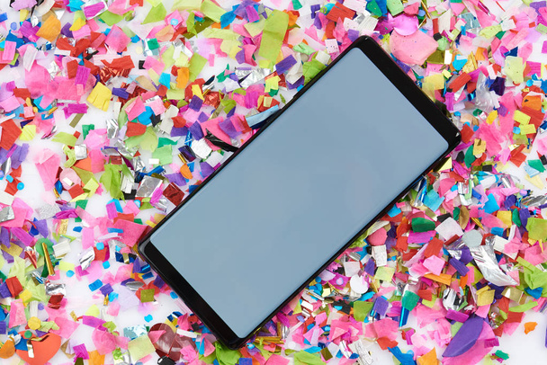 Renkli konfeti modern akıllı telefon - Fotoğraf, Görsel