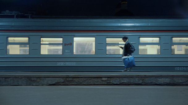Άδειο πέρασμα τρένου από το σιδηροδρομικό σταθμό του αεροδρομίου - Πλάνα, βίντεο