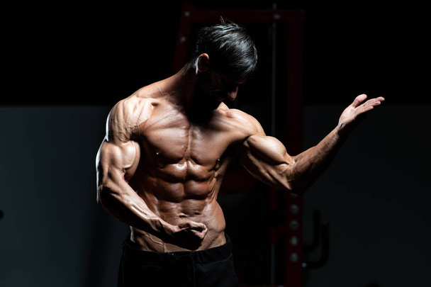 Bodybuilder Flexing Muscles - Zdjęcie, obraz