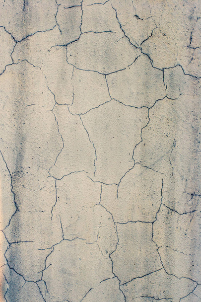 Grunge abstrakti tausta. Säröillä vanha valkoinen stukki. Näyttää kuivuneelta maalta aavikolla. Pystysuora kehys
. - Valokuva, kuva