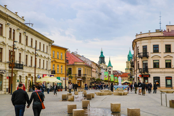 ルブリン、ポーランド、2019年5月9日:観光客や地元の人々がルブリンの旧市街を歩く. - 写真・画像