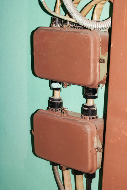 Caixas de metal antigas para fios elétricos na parede
 - Foto, Imagem