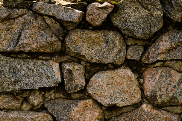 Albañilería. Albañilería vieja. El muro está construido en piedra. Textura arquitectónica. Construcción de piedra
. - Foto, imagen