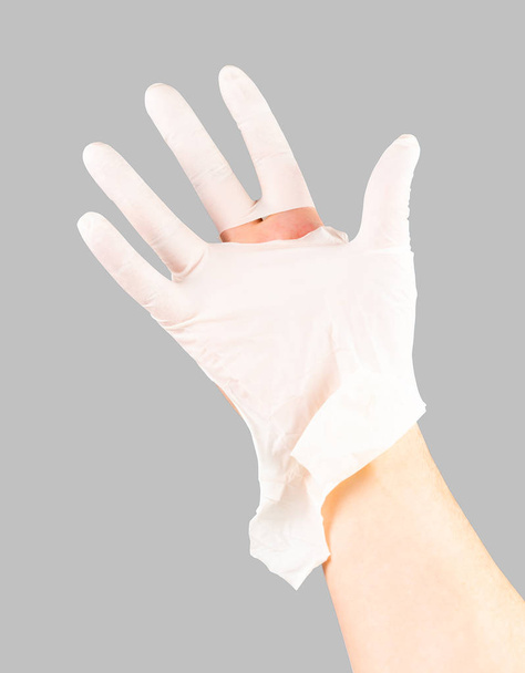 törött fehér latex sebész orvosi kesztyű kaukázusi kézzel izolált szürke háttér - Fotó, kép