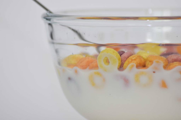Ciotola di cereali multicolore con latte su sfondo bianco
 - Foto, immagini