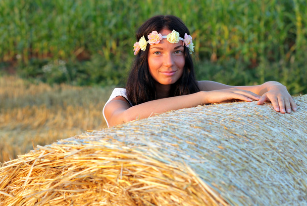 meisje op cornfield - Foto, afbeelding