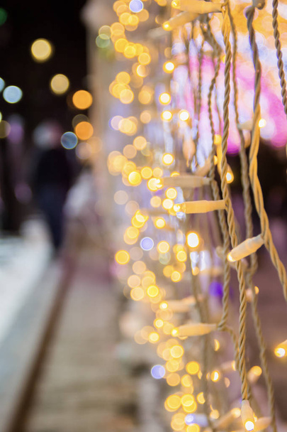Gros plan des ampoules colorées dans le tunnel lumineux. Décorations de rue de Noël, préparation de la nouvelle année en ville
 - Photo, image