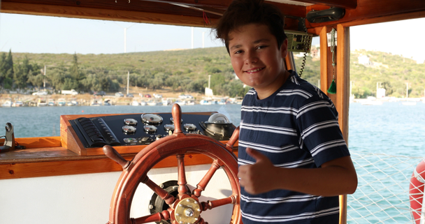 舵輪3でハンサムな若い船員 - 映像、動画