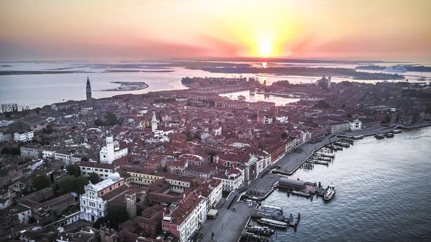 Вид на восход солнца в Венеции сверху
 - Фото, изображение