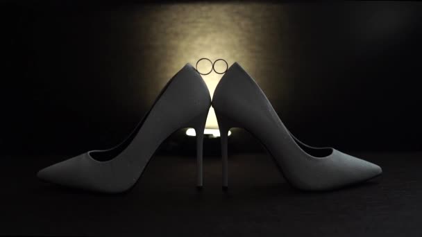két Arany jegygyűrűt meg között menyasszony esküvője shoesclose-up - Felvétel, videó