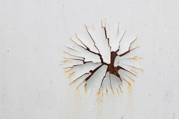 Witte verf peelt uit een roestig metalen oppervlak - Foto, afbeelding