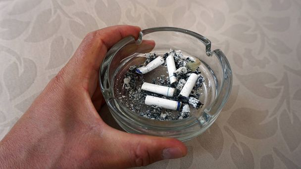 Ci sono decine di mozziconi di sigaretta nel posacenere, - Foto, immagini