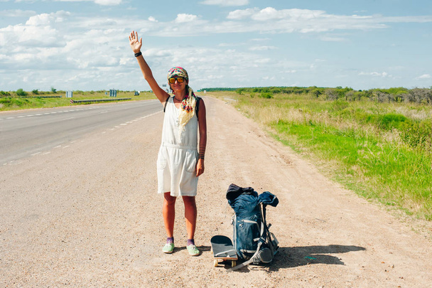 Roztomilé americké ženy stopování - Fotografie, Obrázek