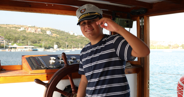 Przystojny młody marynarz na The Helm 5 - Materiał filmowy, wideo