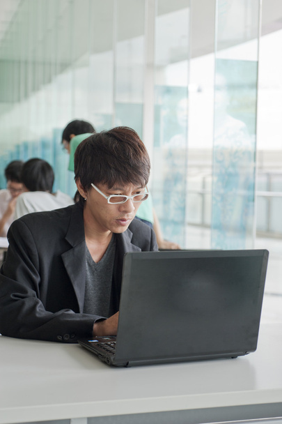 Young businessman using laptop - Фото, изображение