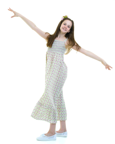 Красива дівчинка стоїть на вітрі, її волосся і одяг
 - Фото, зображення