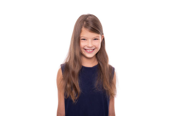 Portrait d'une jeune fille souriante sur un blanc
. - Photo, image
