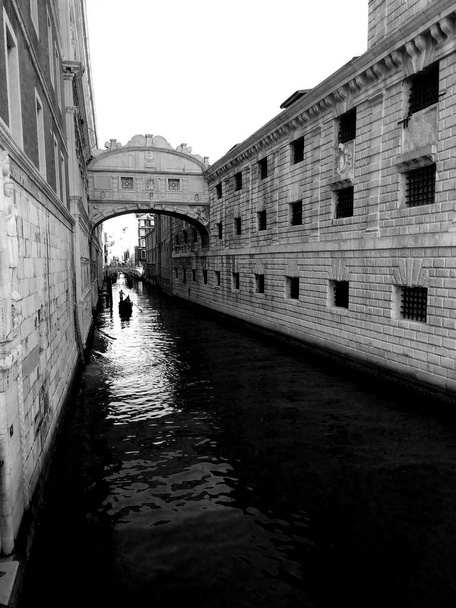 A velencei arculat-sóni hídja-fekete-fehér fénykép - Fotó, kép