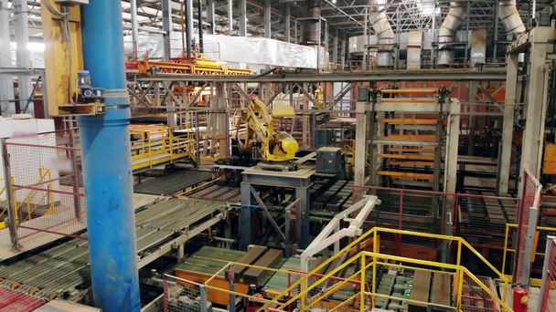 Werkend industrieel mechanisme beweegt bakstenen in een fabriek. - Video