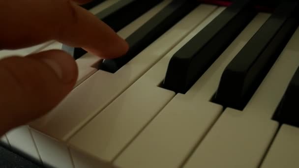 Mans αριστερό χέρι πιέζει τα πλήκτρα πιάνου - Πλάνα, βίντεο