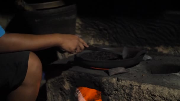 Traditioneel proces kook en braad koffie op kolen - Video