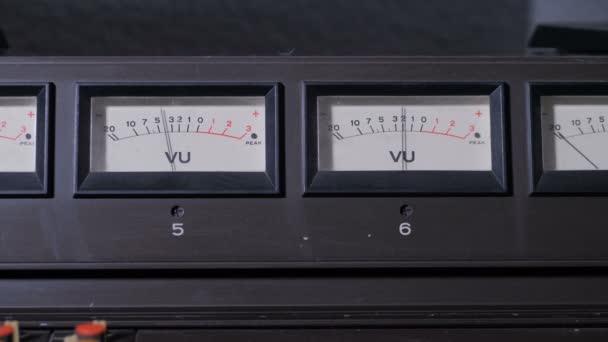 Painel de close-up com indicadores de sinal de medidores VU
 - Filmagem, Vídeo