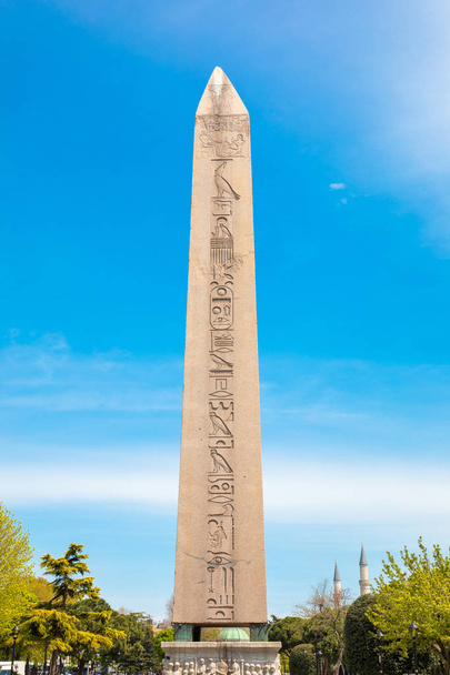 Obelisk of Theodosius (Dikilitas) with hieroglyphs in Sultanahmet Square, Istanbul, Turkey. Ancient Egyptian obelisk in Istanbul City - Foto, afbeelding