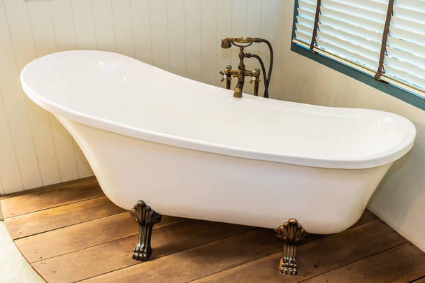 schöne Luxus-Eleganz weiße Badewanne Dekoration Innenraum der b - Foto, Bild