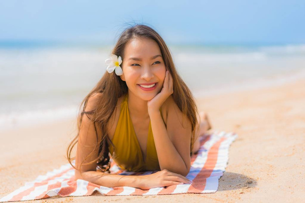 Porträt schöne junge asiatische Frau lächelt glücklich am Strand ein - Foto, Bild