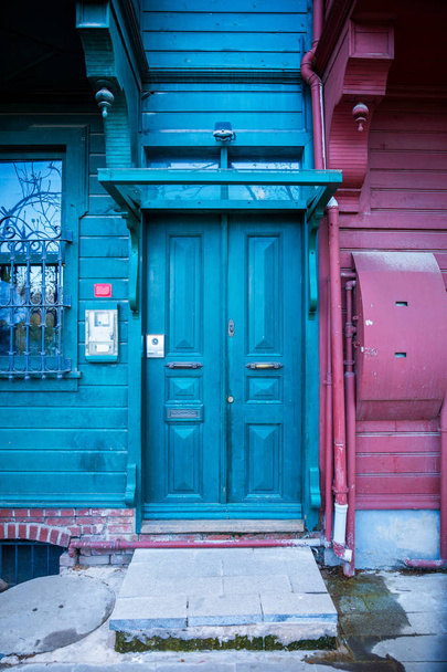 Historyczny, stary, kolorowy dom okna i drzwi w Kuzguncuk, Stambuł, Turcja. Szczegóły malownicze widok kolorowych domów w Stambule Streets. - Zdjęcie, obraz