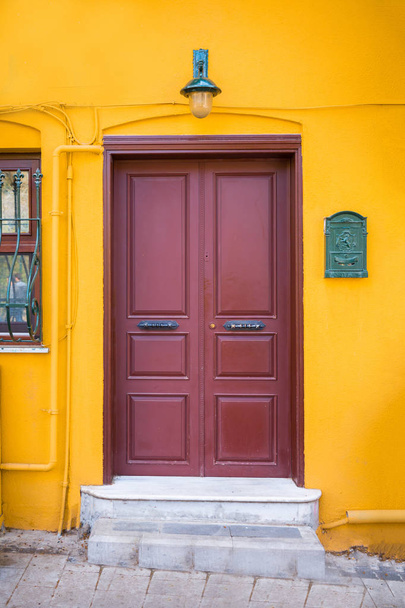 Történelmi, régi, színes házak ablakok és ajtók Kuzguncuk, Isztambul, Törökország. Részlet festői kilátás a színes házak Isztambulban Streets. - Fotó, kép