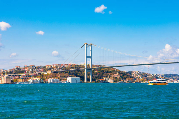 Panoramatický pohled na istanbulské město Turecka a mraky s Bosphorským mostem v Marmara v moři za slunečného dne a modré nebe - Fotografie, Obrázek