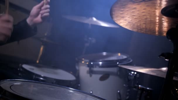 Ruce hudebníka s bubeníky hrající na bubny - Záběry, video