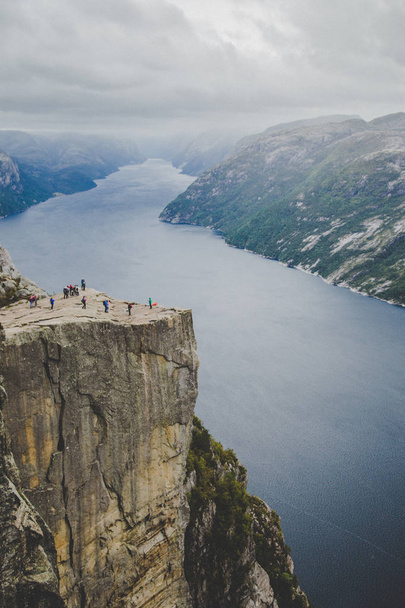 Vistas de la roca del púlpito en Stavenger en Noruega
 - Foto, Imagen