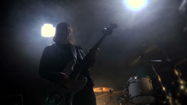 Muzyk rockowy grający na gitarze basowej w studiu wytwórni - Materiał filmowy, wideo