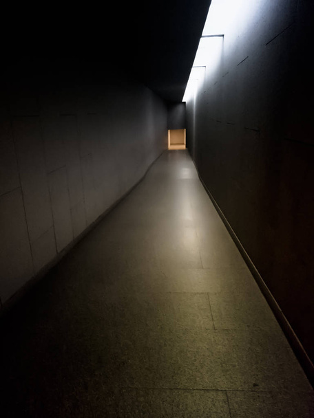 μακρύς διάδρομος έχουν φως στο τέλος μέσα από τις σφαίρες να πάρει φυσικό φως μορφή έξω δημιουργούν σκιά στην ατμόσφαιρα αρχιτεκτονικής του χώρου Design - Φωτογραφία, εικόνα