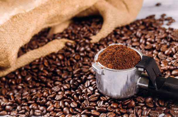Kávébab és portafilter pörkölt kávétalajjal - Fotó, kép