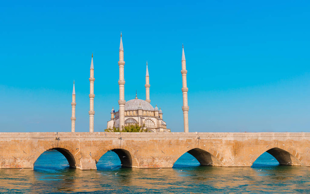 Mezquita Central Sabanci y Puente de Piedra en Adana, ciudad de Turquía. Ciudad de Adana con minaretes de mezquita frente al río Seyhan
. - Foto, imagen