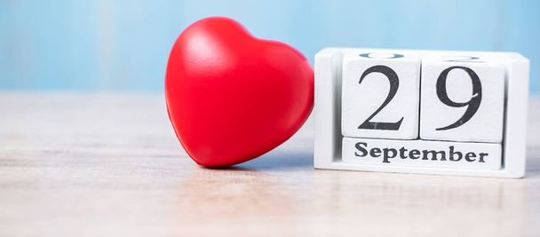 29 september van witte kalender en rood hart vorm op houten BAC - Foto, afbeelding