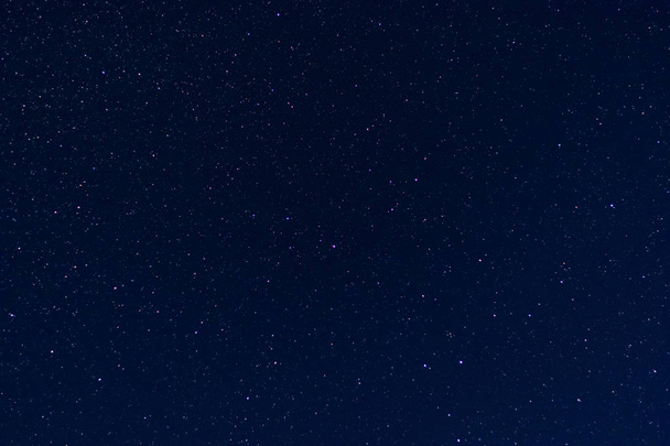 Ciel nocturne couvert de nombreuses étoiles
. - Photo, image