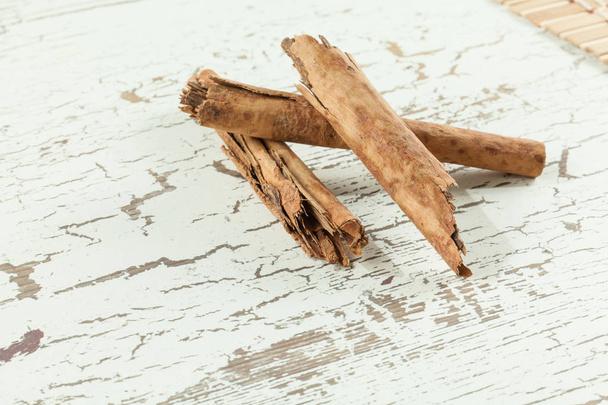 кінамонові палички - Cinnamomum zeylanicum або Cinnamomum verum
 - Фото, зображення