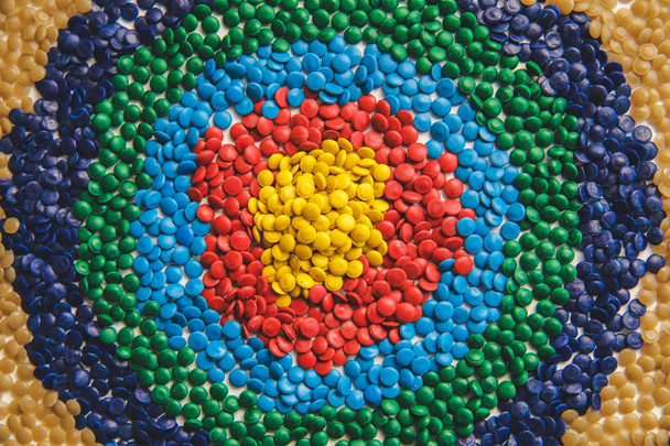Industriële kleurrijke polymere kleurstof. Plastic pellets. Colorant voor kunststoffen. Pigment in de kunststof polyethyleen korrels achtergrond textuur. - Foto, afbeelding