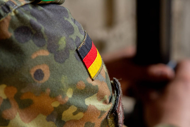 Niemiecki żołnierz z pistoletu na obszarze szkolenia wojskowego - Zdjęcie, obraz