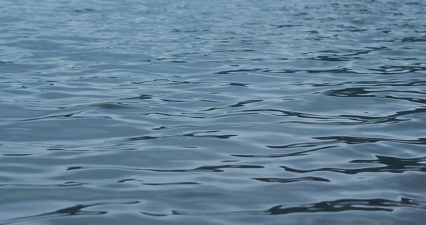 Dalgalar denizin mavi yüzeyinde - Fotoğraf, Görsel