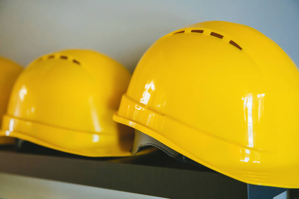 Gele harde hoed veiligheid constructie helmen. Concept afbeelding voor taak beveiliging. - Foto, afbeelding
