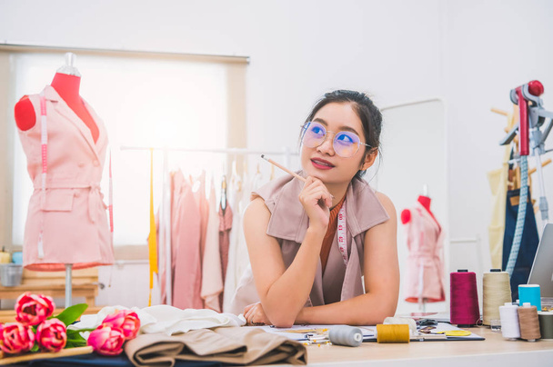 Atractiva mujer asiática diseñadora de moda trabajando en la oficina en casa
  - Foto, Imagen