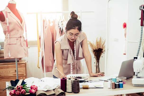 Ev ofisinde çalışan çekici Asyalı kadın moda tasarımcısı  - Fotoğraf, Görsel