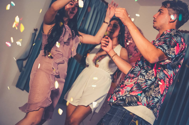 Amigos felices bailando y divirtiéndose en la fiesta de Año Nuevo por la noche
  - Foto, imagen