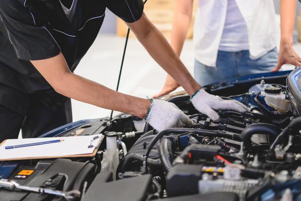 asiatische männliche Automechaniker untersuchen Auto-Motor-Panne-Problem in - Foto, Bild